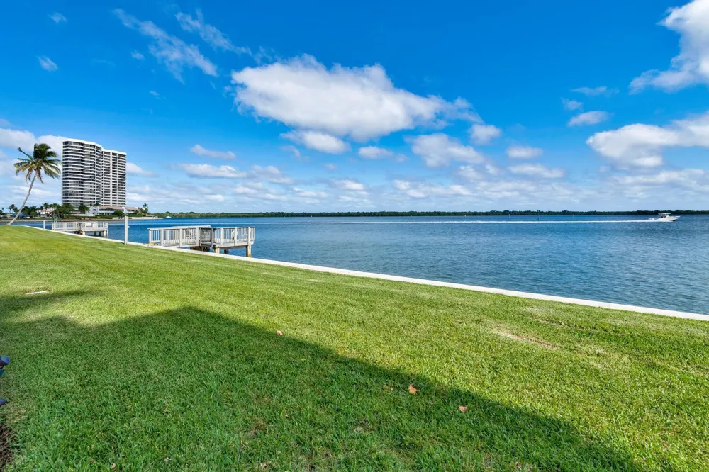 52 Yacht Club Drive #309 North Palm Beach, FL 33408