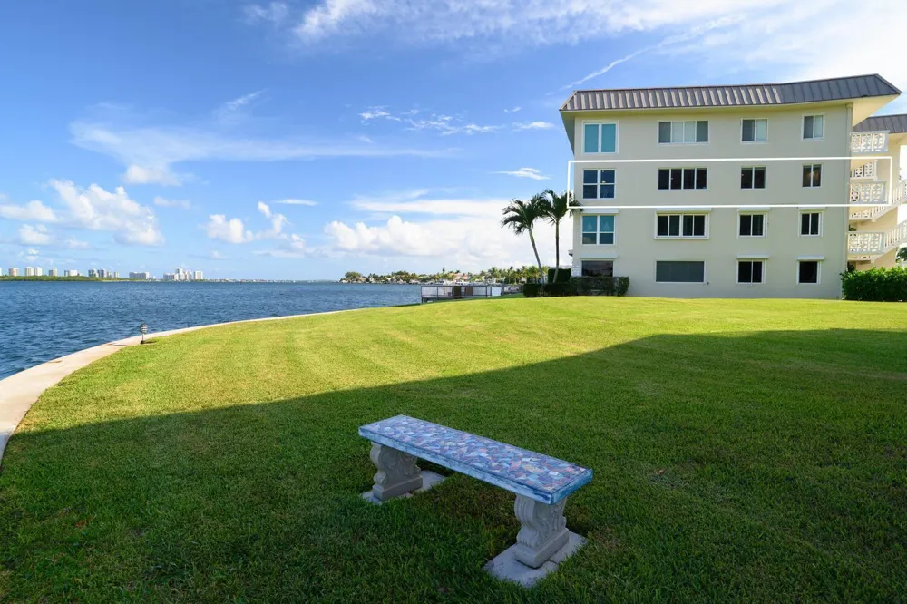 52 Yacht Club Drive #309 North Palm Beach, FL 33408