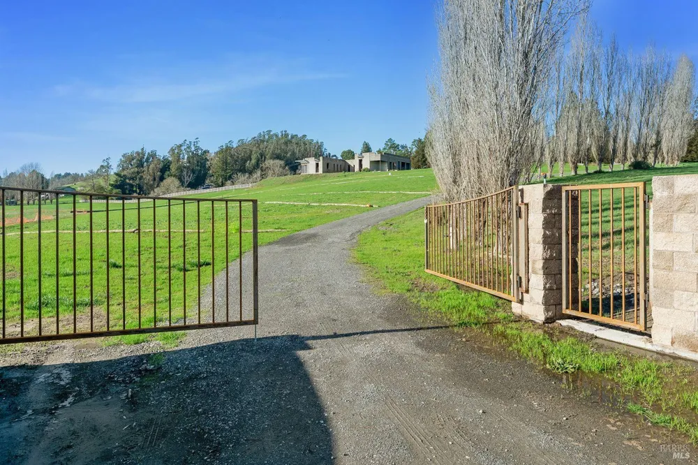 3006 Bloomfield Road Sebastopol, CA 95472