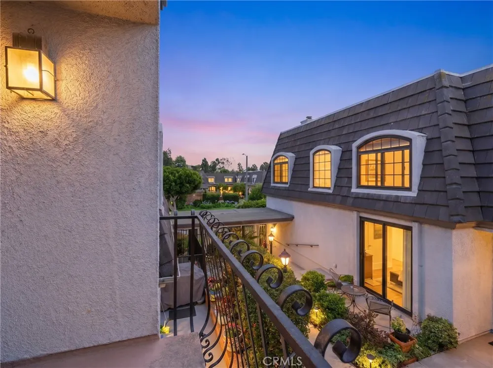 8125 Redlands Street #109 Playa del Rey, CA 90293