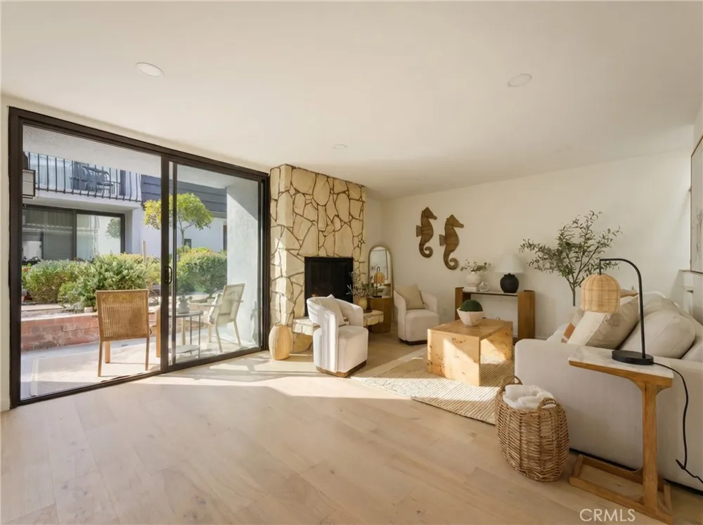 8125 Redlands Street #109 Playa del Rey, CA 90293