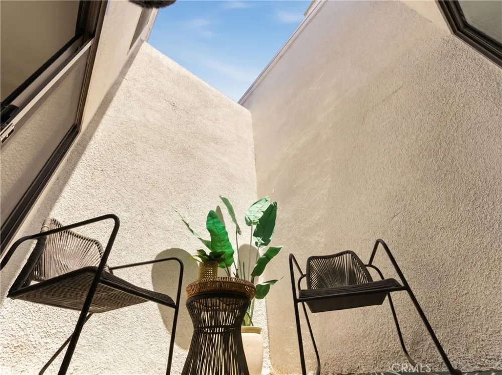 8125 Redlands Street #109 Playa del Rey, CA 90293