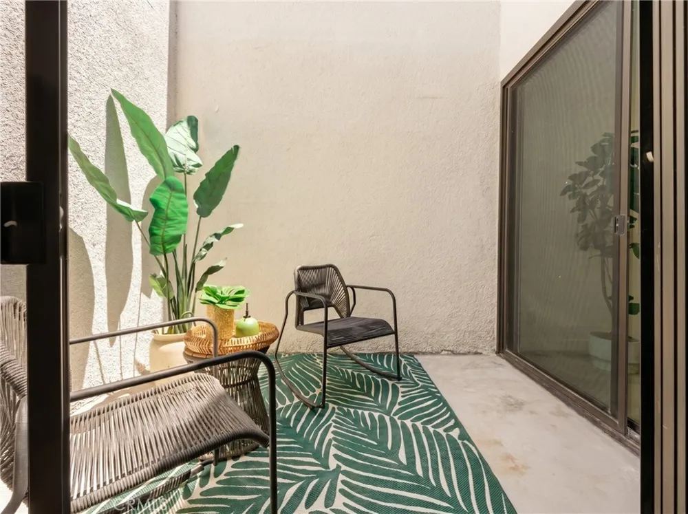 8125 Redlands Street #109 Playa del Rey, CA 90293