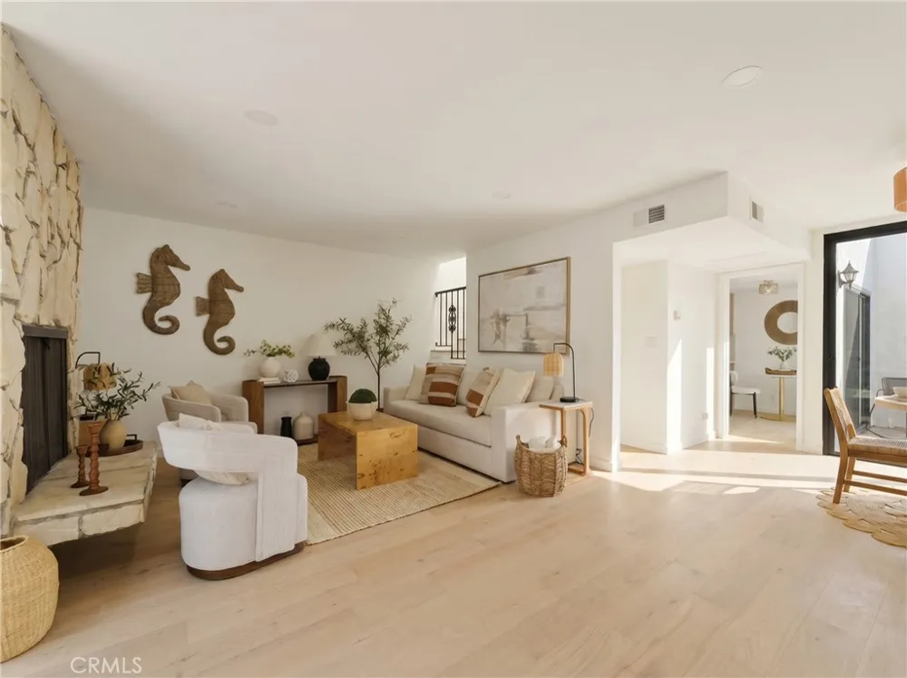 8125 Redlands Street #109 Playa del Rey, CA 90293