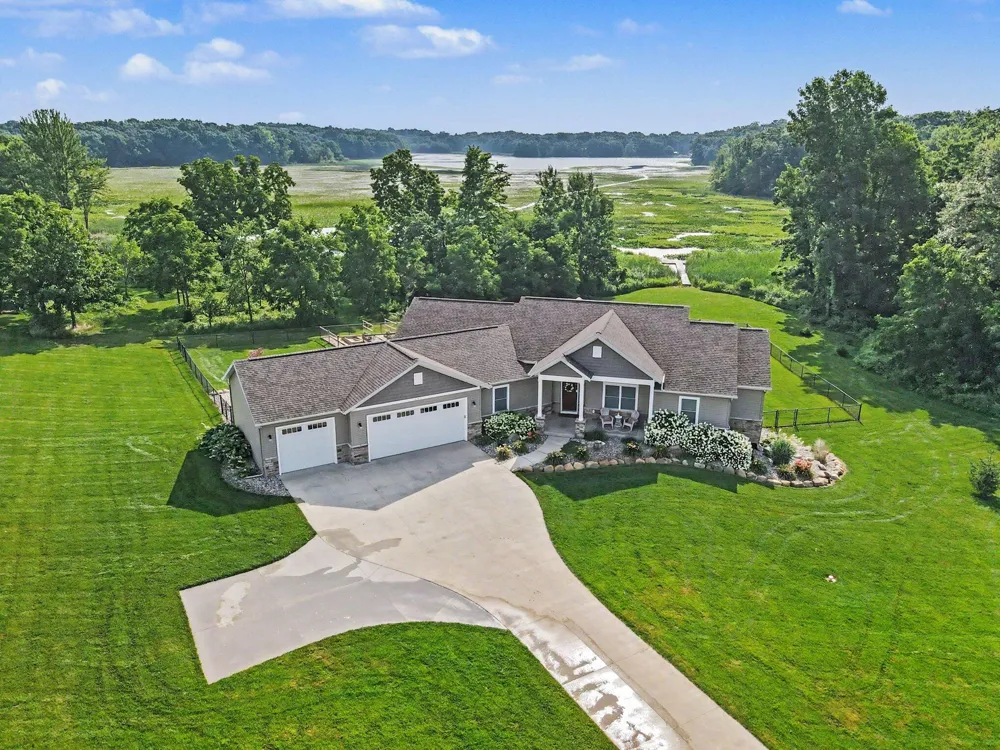 13825 Peninsula Drive Galesburg, MI 49053