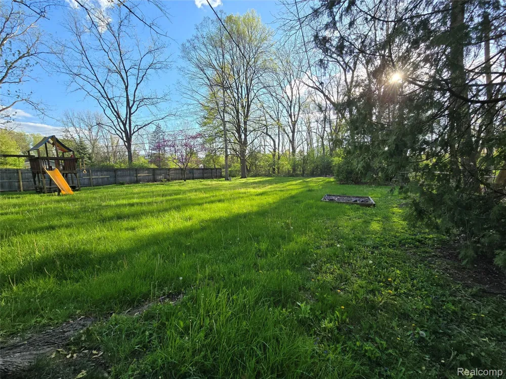 5921 Houghten Drive Troy City, MI 48098