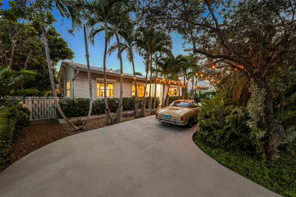 9172 Carlyle Ave Surfside, FL 33154