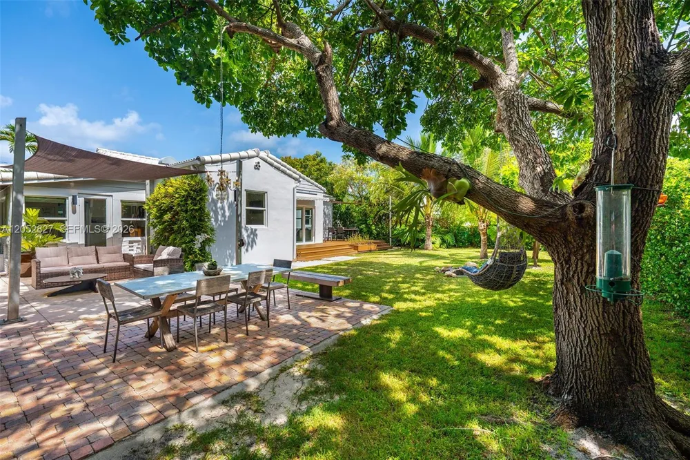 9172 Carlyle Ave Surfside, FL 33154