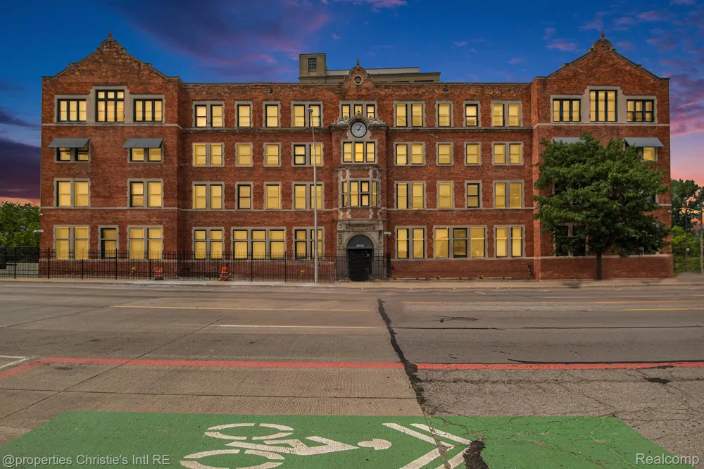 6533 E Jefferson #427 Detroit City, MI 48207
