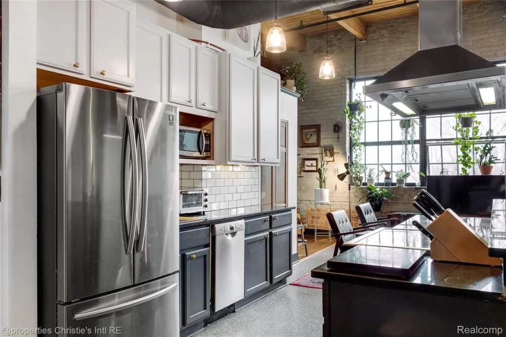 6533 E Jefferson #427 Detroit City, MI 48207