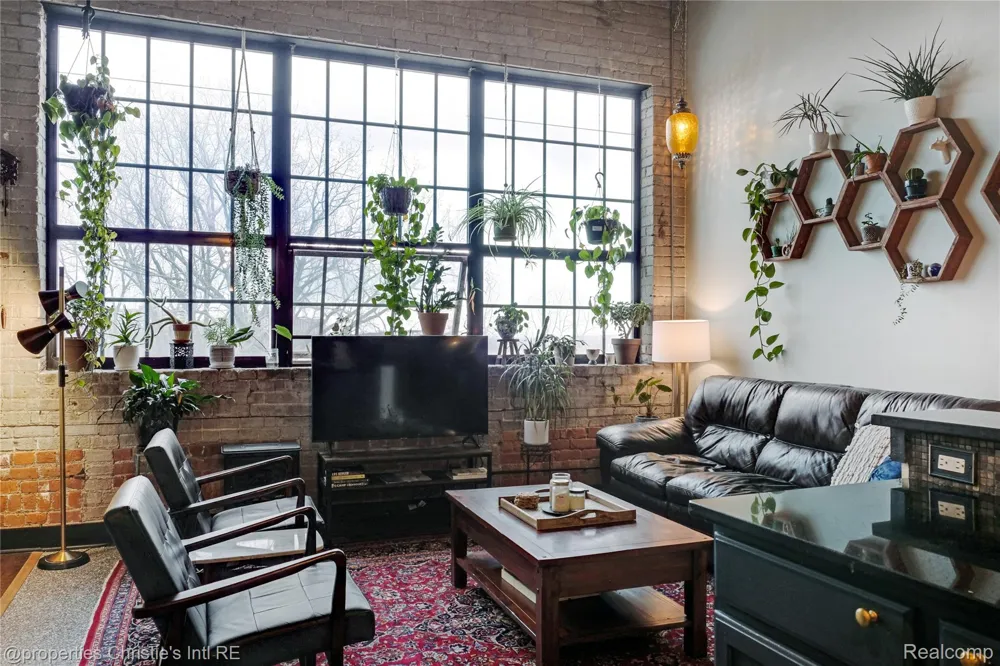 6533 E Jefferson #427 Detroit City, MI 48207