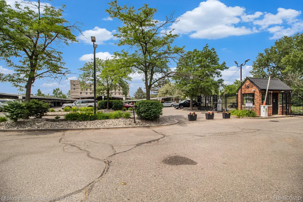 6533 E Jefferson #427 Detroit City, MI 48207