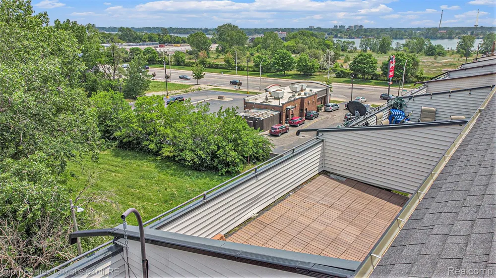 6533 E Jefferson #427 Detroit City, MI 48207