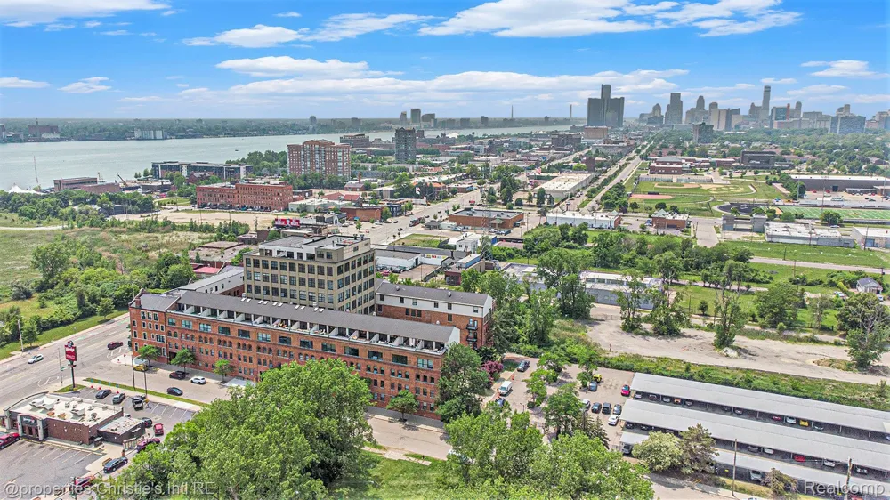 6533 E Jefferson #427 Detroit City, MI 48207