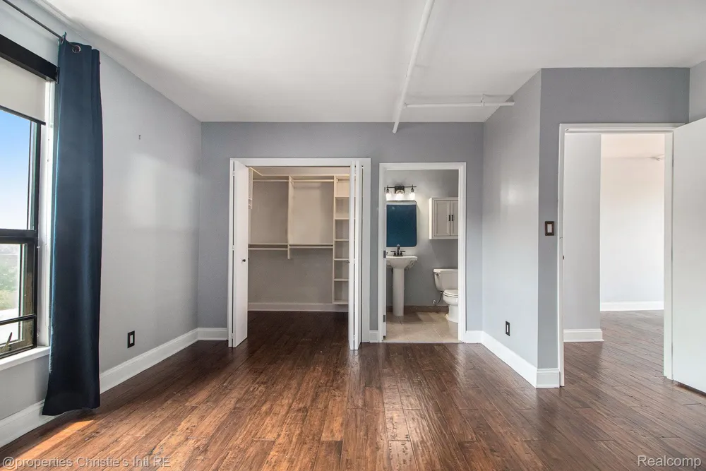6533 E Jefferson #427 Detroit City, MI 48207