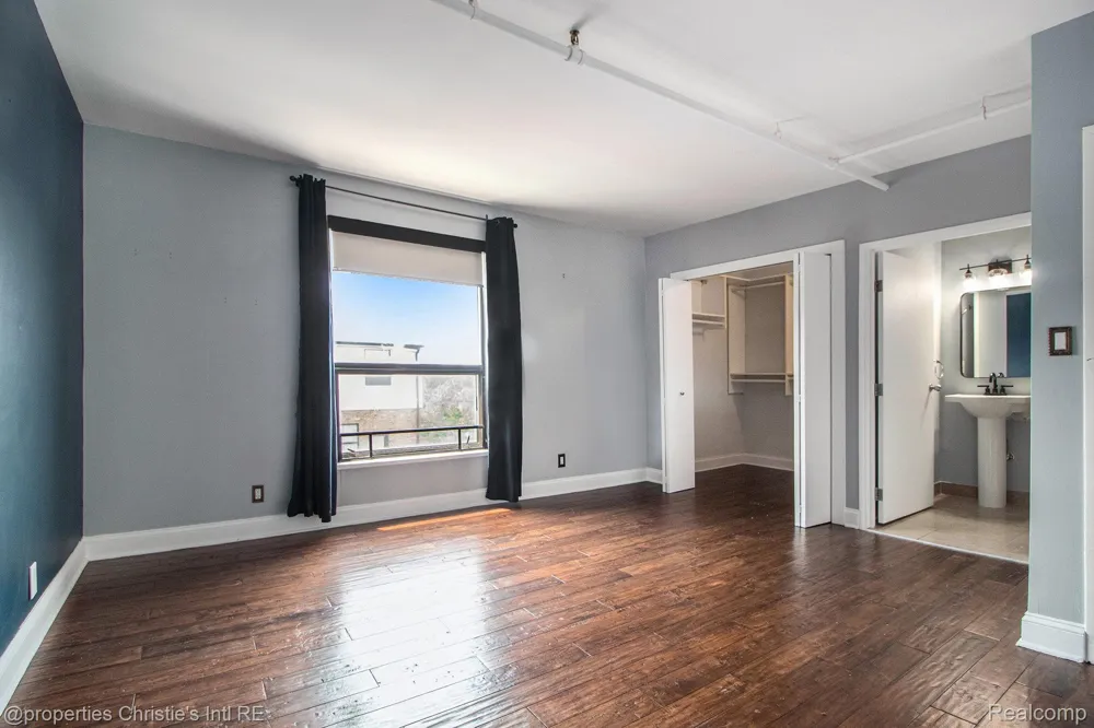 6533 E Jefferson #427 Detroit City, MI 48207