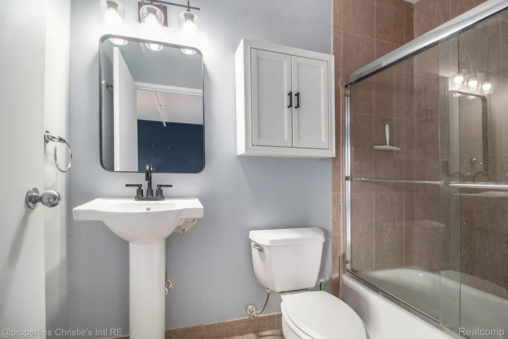 6533 E Jefferson #427 Detroit City, MI 48207