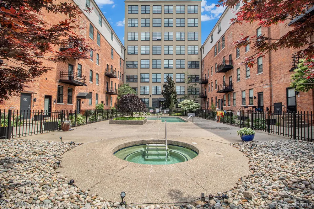 6533 E Jefferson #427 Detroit City, MI 48207