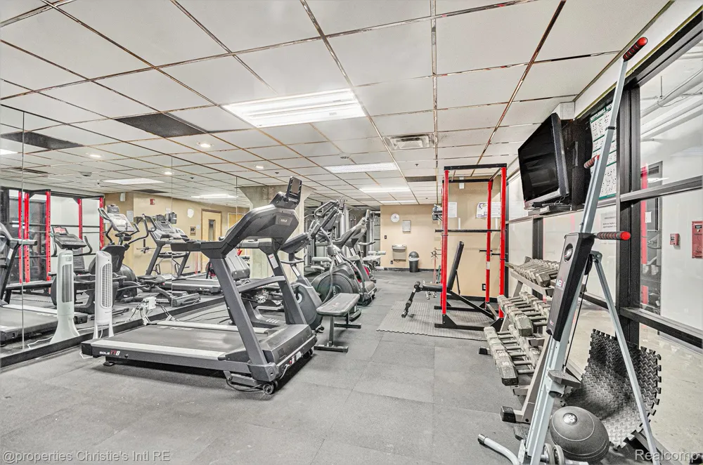 6533 E Jefferson #427 Detroit City, MI 48207