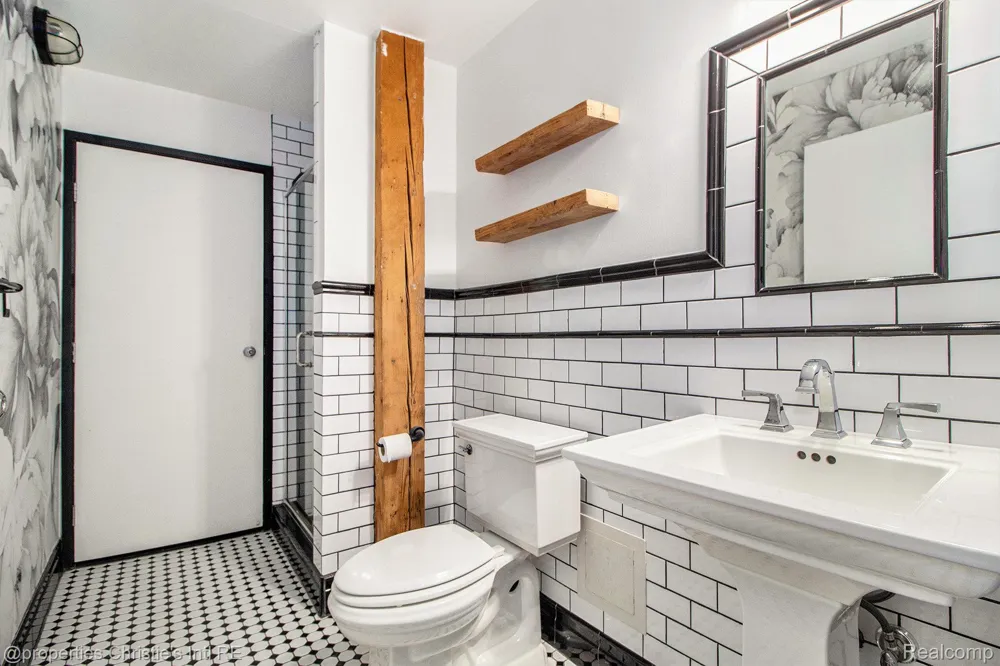 6533 E Jefferson #427 Detroit City, MI 48207