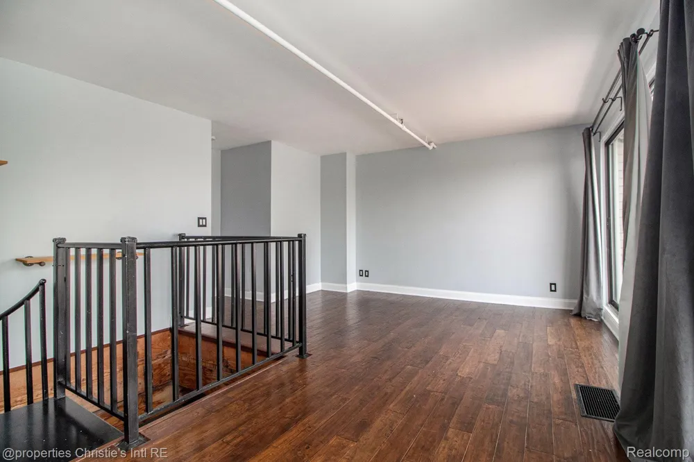 6533 E Jefferson #427 Detroit City, MI 48207