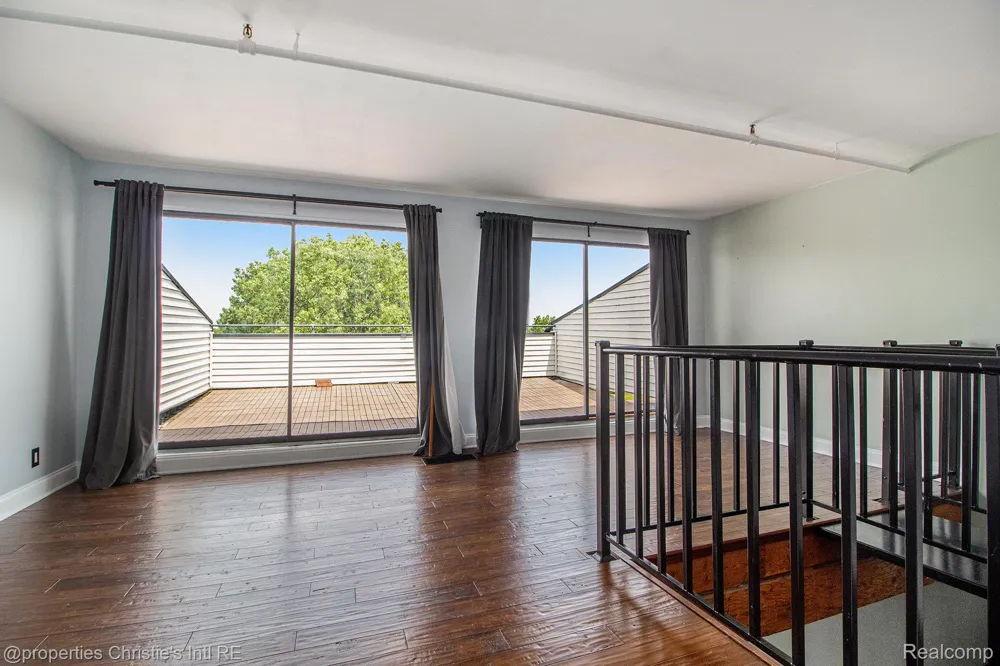 6533 E Jefferson #427 Detroit City, MI 48207