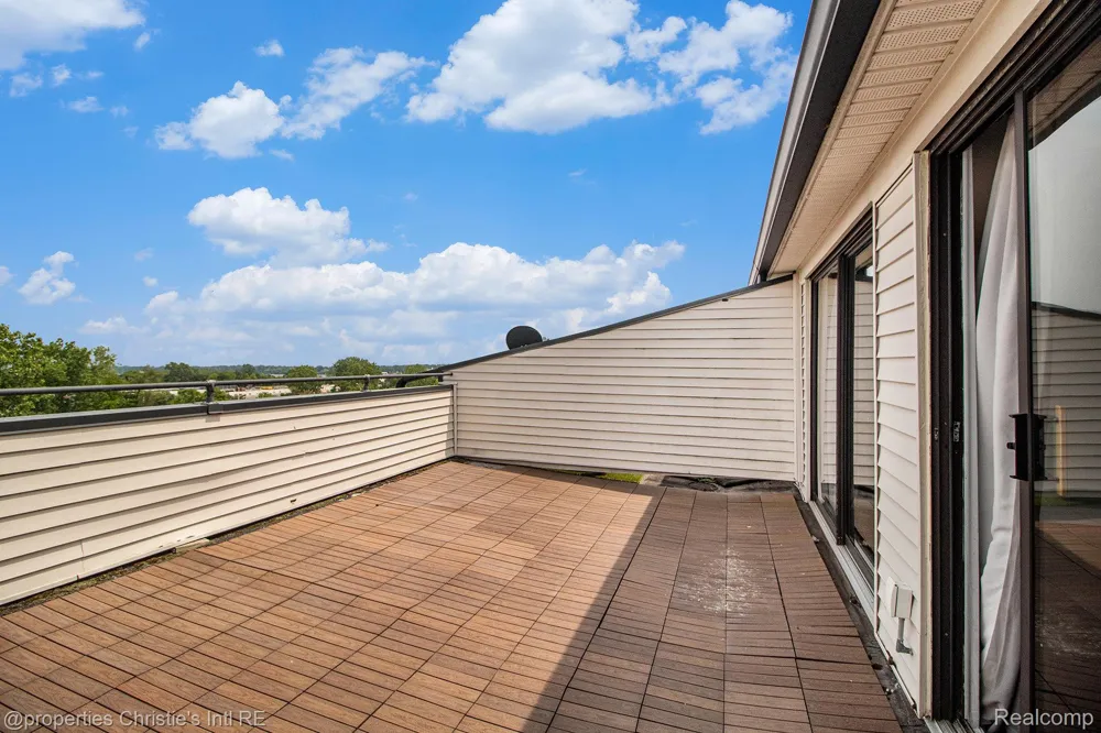 6533 E Jefferson #427 Detroit City, MI 48207
