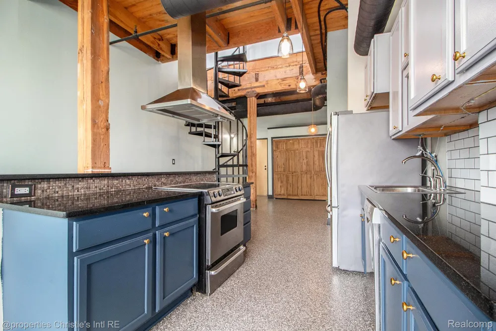 6533 E Jefferson #427 Detroit City, MI 48207