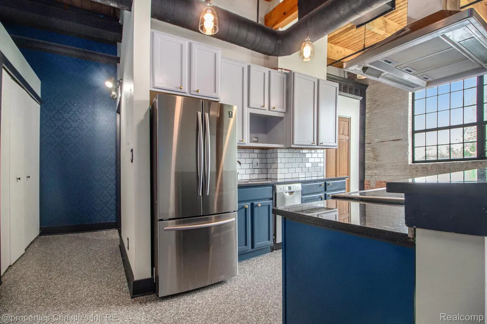 6533 E Jefferson #427 Detroit City, MI 48207