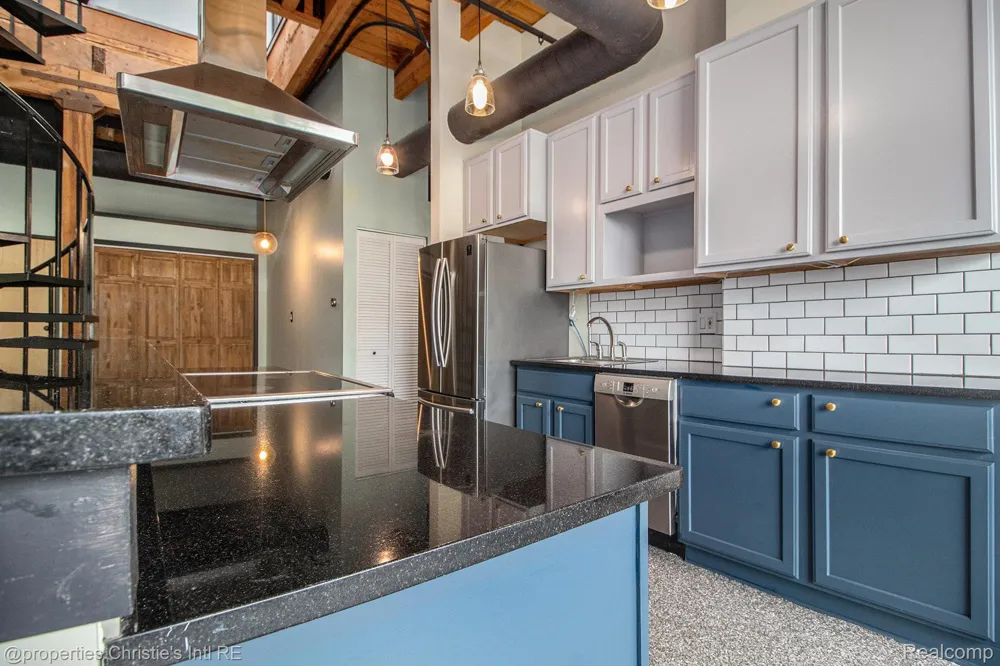 6533 E Jefferson #427 Detroit City, MI 48207