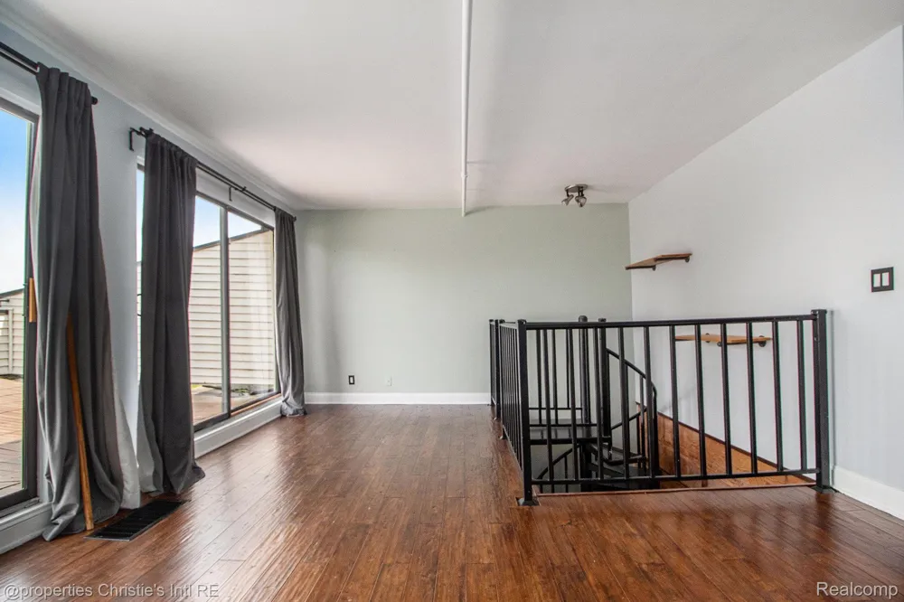 6533 E Jefferson #427 Detroit City, MI 48207