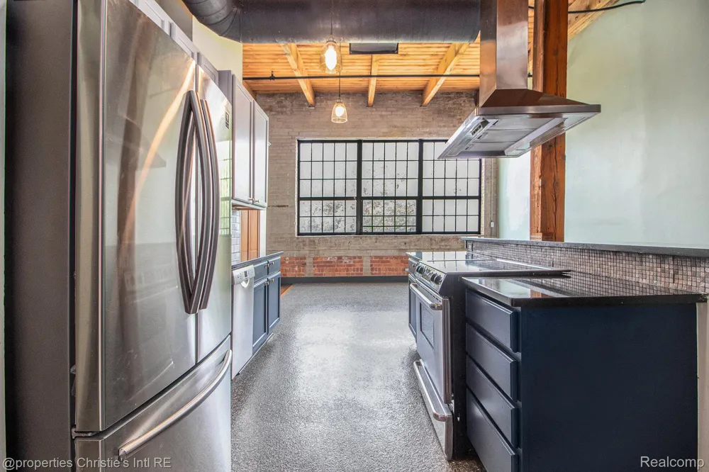 6533 E Jefferson #427 Detroit City, MI 48207