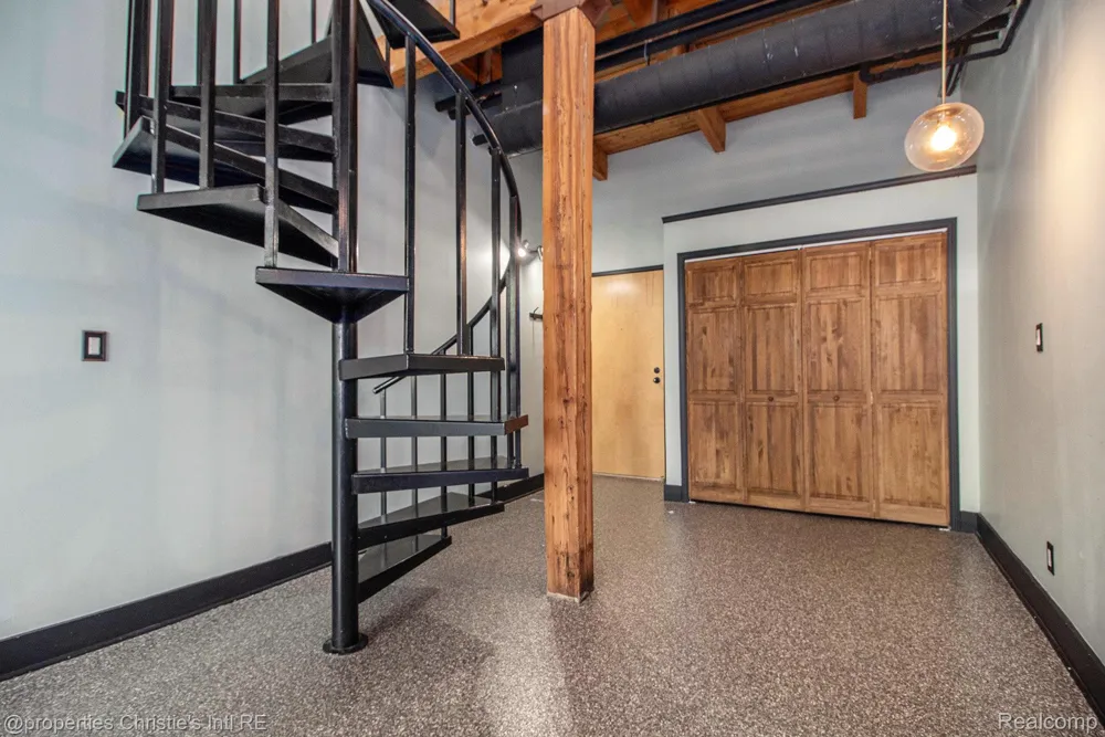 6533 E Jefferson #427 Detroit City, MI 48207