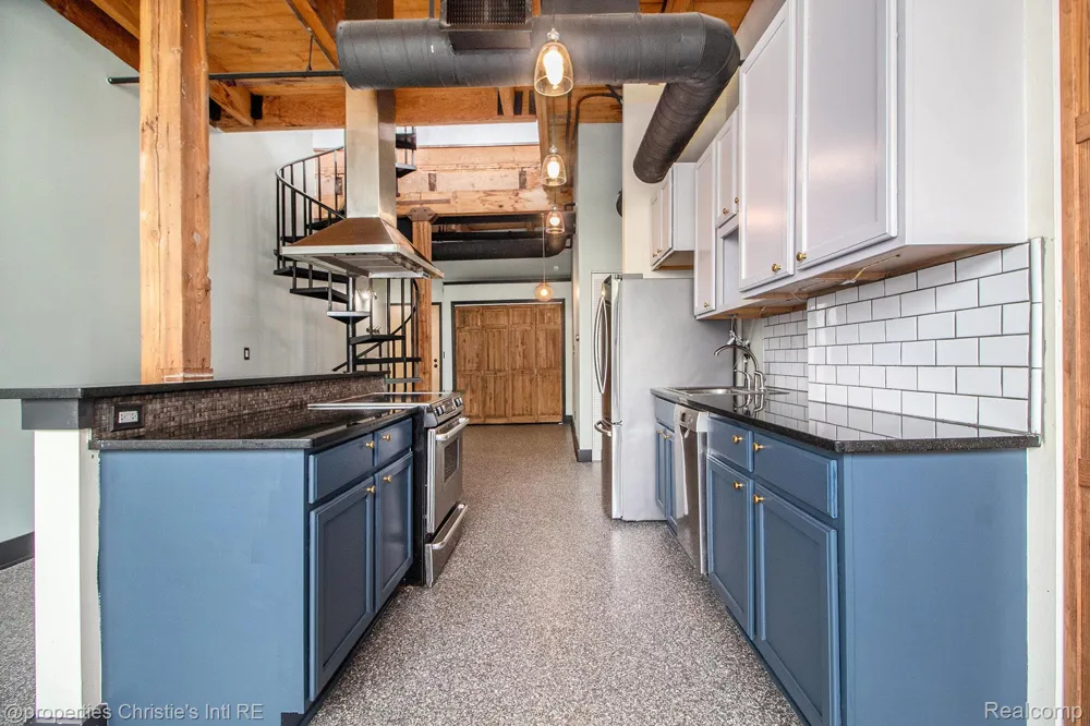 6533 E Jefferson #427 Detroit City, MI 48207