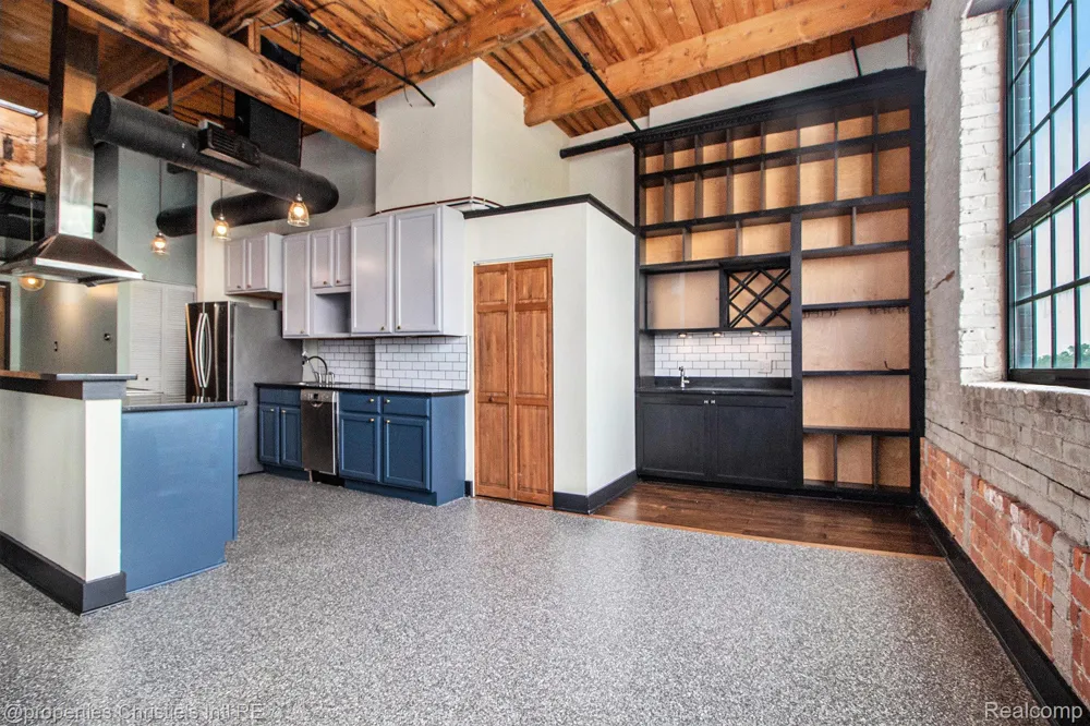 6533 E Jefferson #427 Detroit City, MI 48207