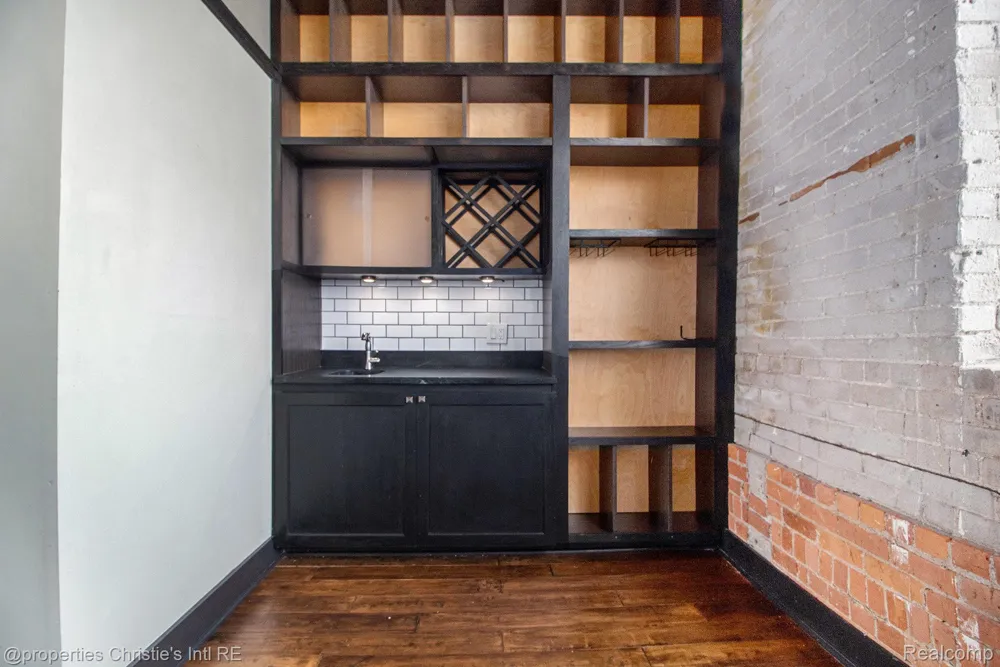 6533 E Jefferson #427 Detroit City, MI 48207