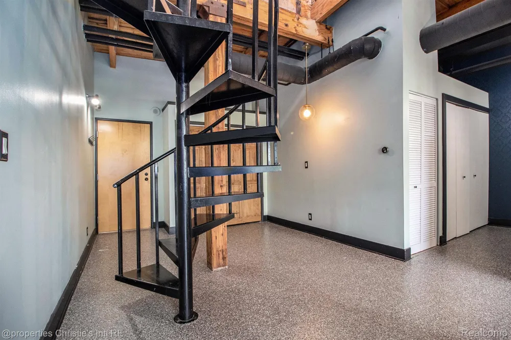 6533 E Jefferson #427 Detroit City, MI 48207