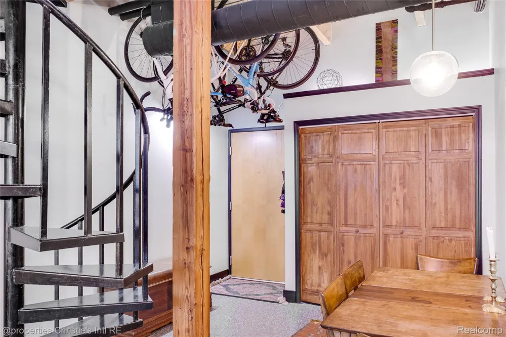 6533 E Jefferson #427 Detroit City, MI 48207