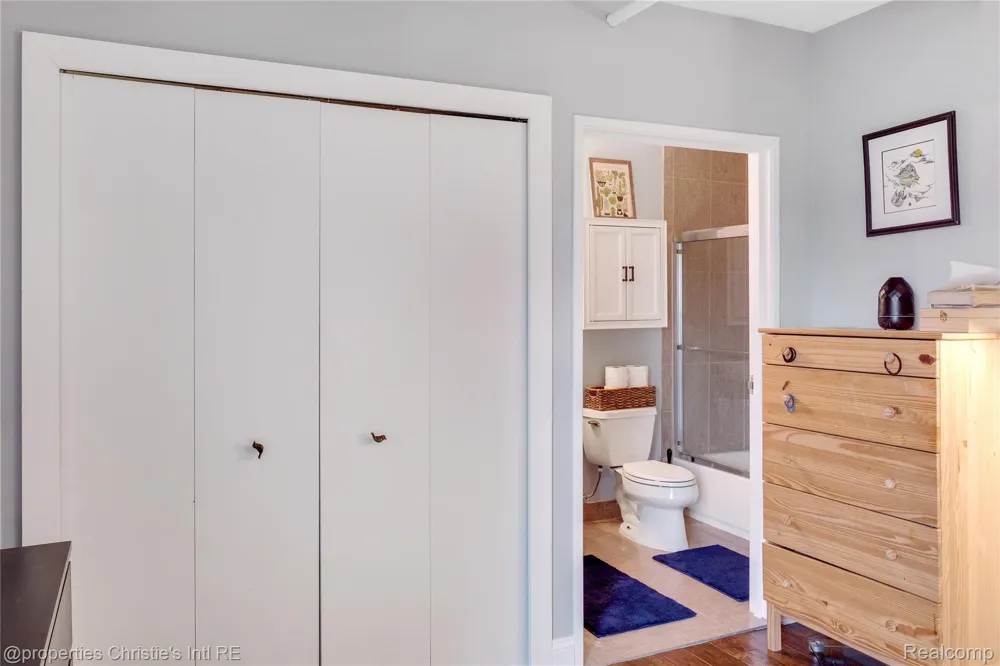 6533 E Jefferson #427 Detroit City, MI 48207