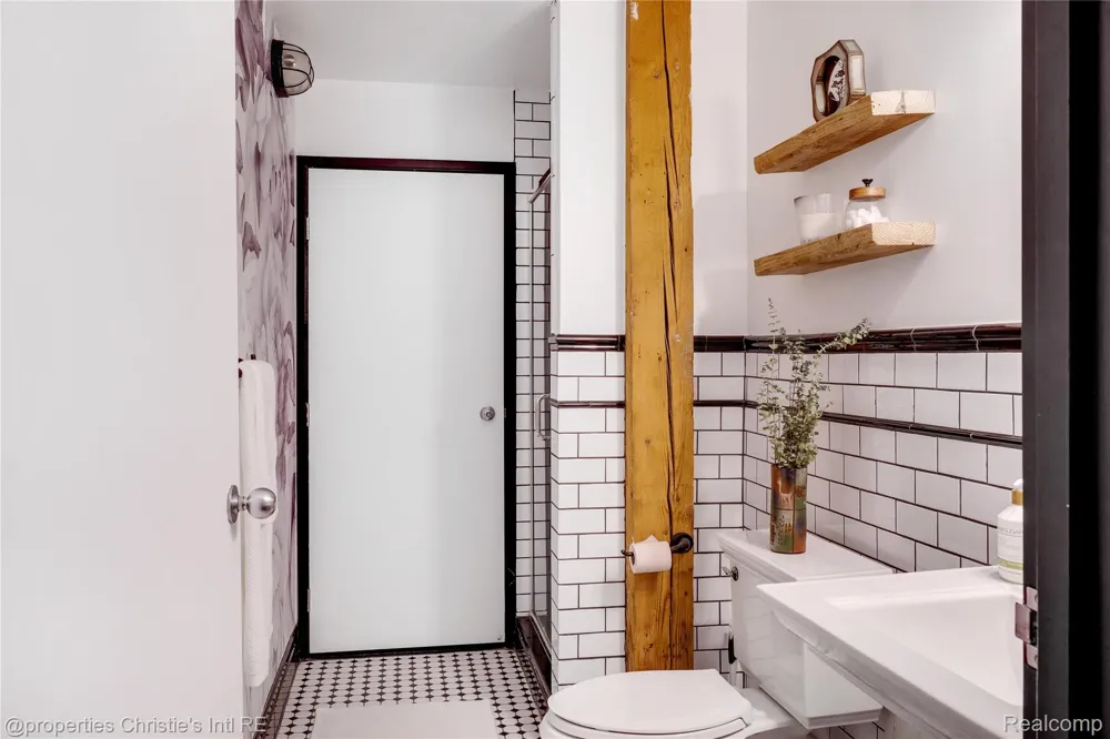 6533 E Jefferson #427 Detroit City, MI 48207