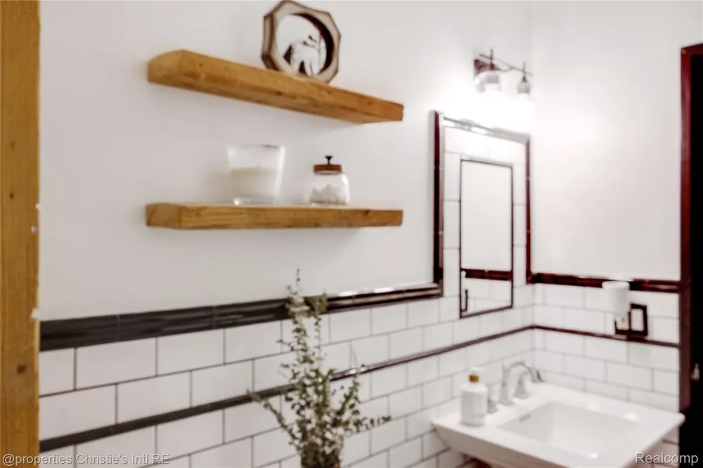 6533 E Jefferson #427 Detroit City, MI 48207