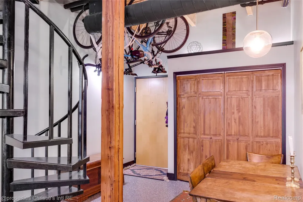 6533 E Jefferson #427 Detroit City, MI 48207