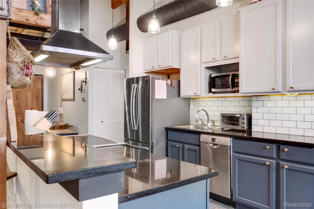 6533 E Jefferson #427 Detroit City, MI 48207
