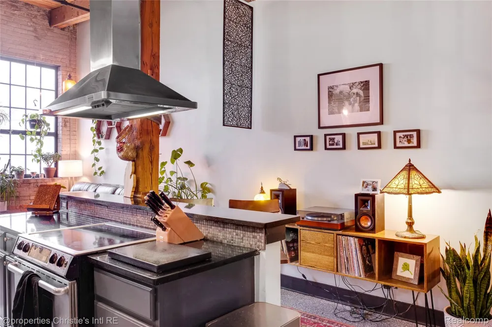 6533 E Jefferson #427 Detroit City, MI 48207