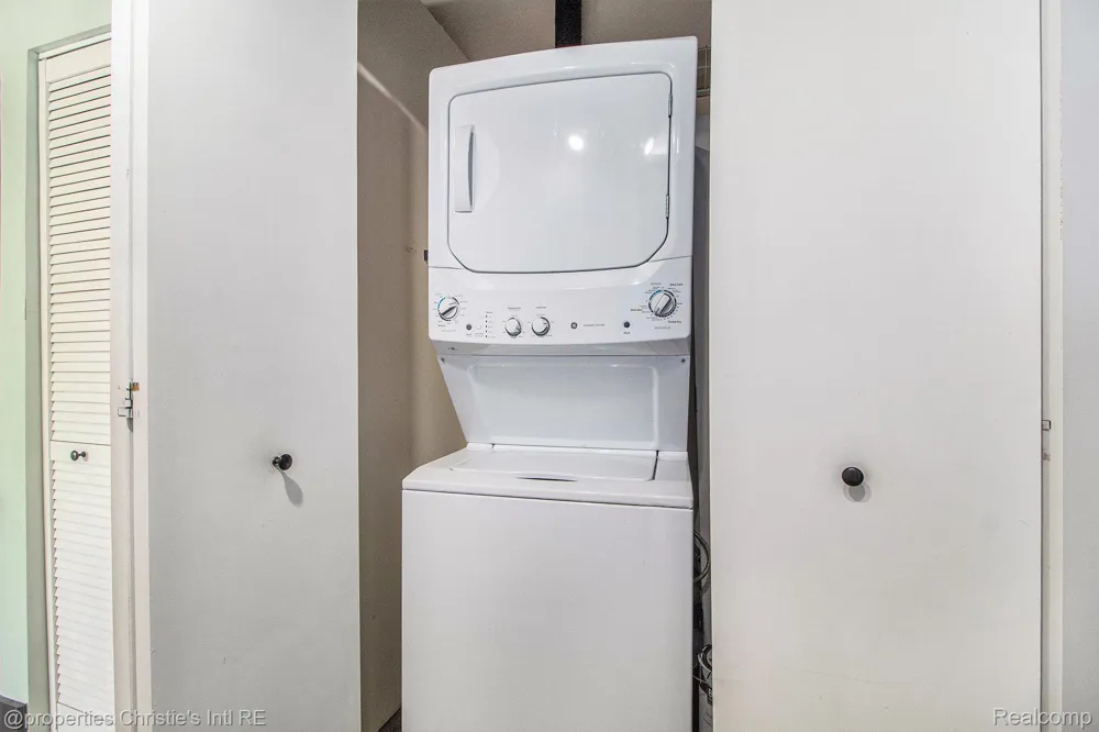 6533 E Jefferson #427 Detroit City, MI 48207