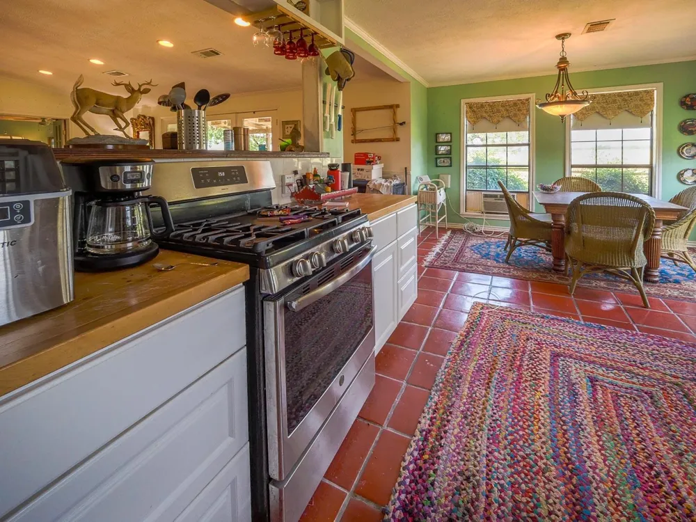 18 Baker Ridge Road Madisonville, TX 75852