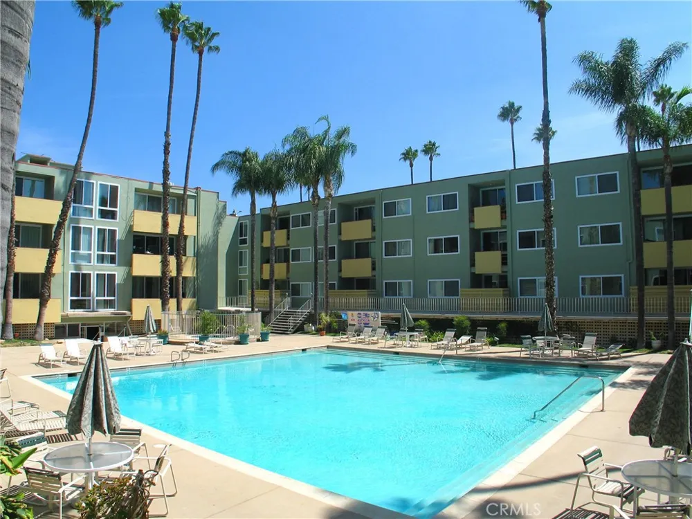 4915 Tyrone #221 Sherman Oaks, CA 91423