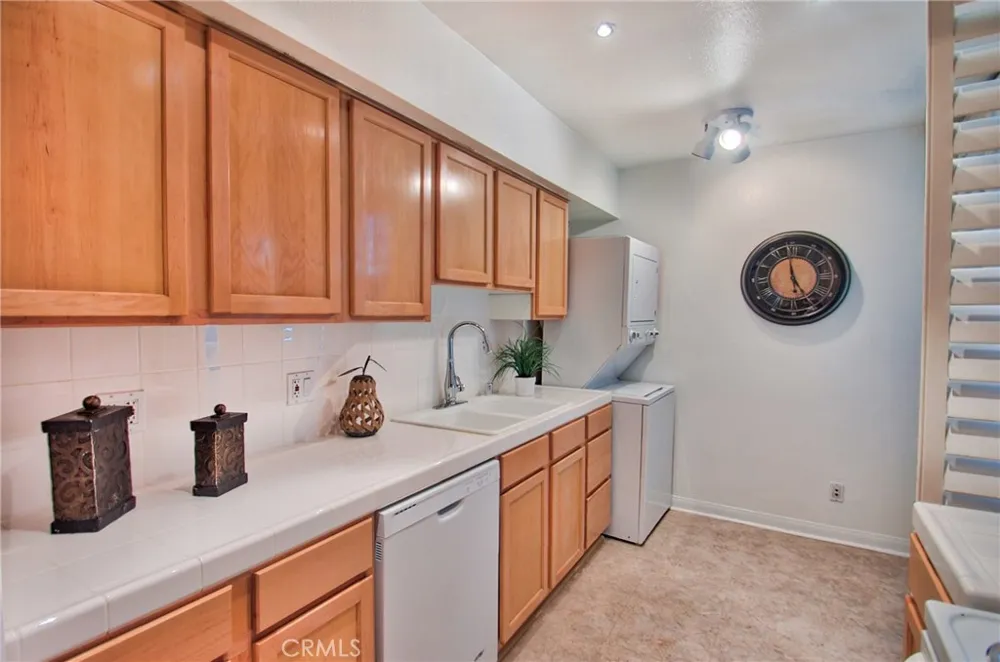 4915 Tyrone #221 Sherman Oaks, CA 91423