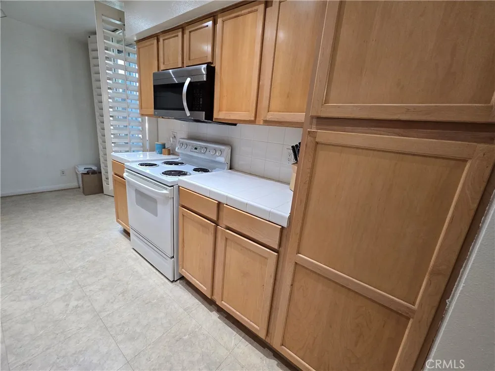 4915 Tyrone #221 Sherman Oaks, CA 91423
