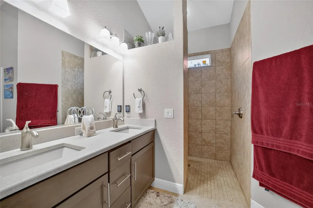 10212 JULIA ISLES AVENUE Oxford, FL 34484
